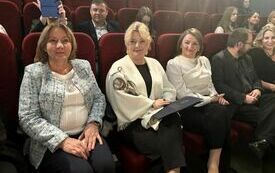 W sali kinowej Domu Kultury, w pierwszym rzędzie siedzą organizatorzy konkursu i zaproszeni goście