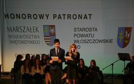 Dw&oacute;jka prowadzących wydarzenie uczni&oacute;w, wita ze sceny wszystkich zgromadzonych