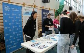 Uczniowie ze szk&oacute;ł średnich odwiedzają stoiska uczelni i zapoznają się z ich ofertą