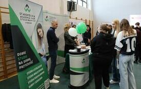 Uczniowie ze szk&oacute;ł średnich odwiedzają stoiska uczelni i zapoznają się z ich ofertą