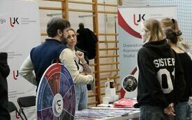 Uczniowie ze szk&oacute;ł średnich odwiedzają stoiska uczelni i zapoznają się z ich ofertą