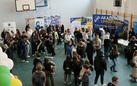 Uczniowie ze szk&oacute;ł średnich odwiedzają stoiska uczelni i zapoznają się z ich ofertą