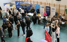 Uczniowie ze szk&oacute;ł średnich odwiedzają stoiska uczelni i zapoznają się z ich ofertą