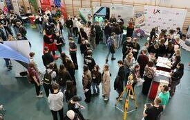 Uczniowie ze szk&oacute;ł średnich odwiedzają stoiska uczelni i zapoznają się z ich ofertą