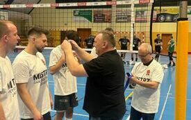 Organizatorzy wręczają zawodnikom medale