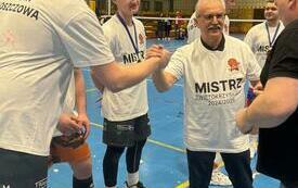 Organizatorzy wręczają zawodnikom medale