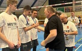 Organizatorzy wręczają zawodnikom medale