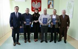 Starosta, w obecności wicestarosty i skarbnik Powiatu, przekazuje po jednym egzemplarzu podpisanej umowy w&oacute;jtom Gminy Secemin i Krasocin oraz Burmistrzowi Gminy Włoszczowa
