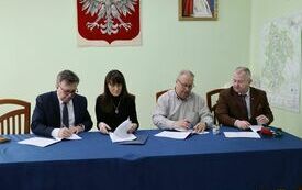 Przedstawiciele Powiatu Włoszczowskiego podpisują umowę z przedstawicielem Gminy Krasocin