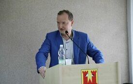 Przy m&oacute;wnicy głos zabiera Radny Powiatowy Piotr Bulski