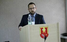 Przy m&oacute;wnicy głos zabiera Członek Zarządu Powiatu Włoszczowskiego Rafał Pacanowski