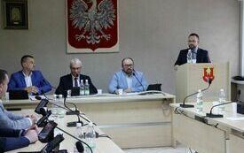 Przy m&oacute;wnicy głos zabiera Członek Zarządu Powiatu Włoszczowskiego Rafał Pacanowski