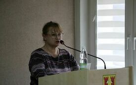 Przy m&oacute;wnicy głos zabiera przedstawicielka Stowarzyszenia "OdNowa Włoszczowa"