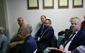 W bocznej części sali narad siedzą przedstawiciele Powiatu Włoszczowskiego