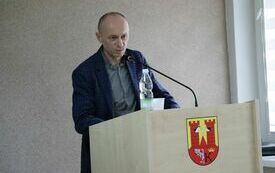 Przy m&oacute;wnicy głos zabiera Dyrektor Zarządu Dr&oacute;g Powiatowych