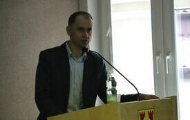 Przy m&oacute;wnicy głos zabiera Skarbnik Gminy Włoszczowa