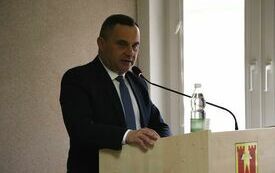 Przy m&oacute;wnicy głos zabiera Burmistrz Gminy Włoszczowa