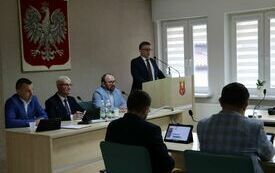 Przy m&oacute;wnicy głos zabiera Starosta Dariusz Czechowski