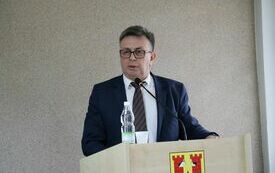 Przy m&oacute;wnicy głos zabiera Starosta Dariusz Czechowski