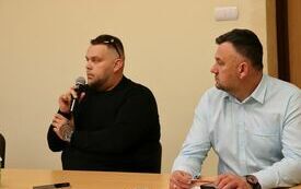 Radny zadaje pytanie przedstawicielom Powiatu Włoszczowskiego