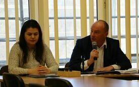 Przewodniczący Rady Gminy Radk&oacute;w zadaje pytanie przedstawicielom Powiatu Włoszczowskiego