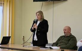 Radna zadaje pytanie przedstawicielom Powiatu Włoszczowskiego