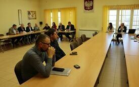 Radni słuchają wypowiedzi Dyrektora Zarządu Dr&oacute;g Powiatowych