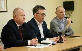 Dyrektor Zarządu Dr&oacute;g Powiatowych zabiera głos podczas sesji Rady Gminy Radk&oacute;w