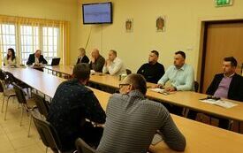 Radni słuchają wypowiedzi starosty