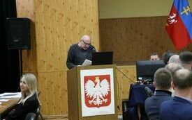 Przy m&oacute;wnicy głos zabiera jeden z mieszkańc&oacute;w powiatu