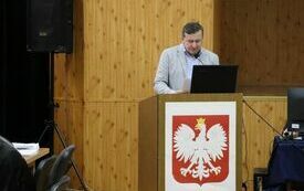 Treść uchwały odczytuje wiceprzewodniczący Rady Powiatu Włoszczowskiego Piotr Spurek
