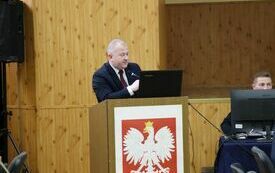 Przy m&oacute;wnicy głos zabiera wicestarosta Łukasz Karpiński