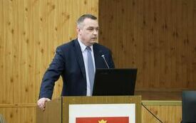 Przy m&oacute;wnicy głos zabiera kierownik Wydziału Organizacyjnego, Zdrowia i Polityki Społecznej Robert Suchanek