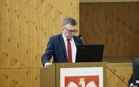 Przy m&oacute;wnicy głos zabiera starosta włoszczowski Dariusz Czechowski