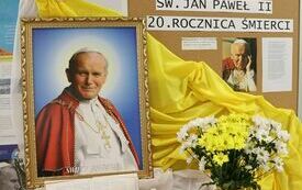 Wystawa na pierwszym piętrze budynku Starostwa poświęcona Papieżowi Janowi Pawłowi II (książki, obrazy, artykuły, cytaty)