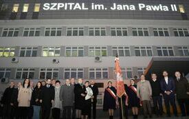 Wsp&oacute;lne zdjęcie uczestnik&oacute;w uroczystości przed budynkiem szpitala powiatowego we Włoszczowie