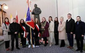 Wsp&oacute;lne zdjęcie delegacji Zespołu Szk&oacute;ł nr 3 we Włoszczowe i przedstawicieli Powiatu Włoszczowskiego przed pomnikiem Jana Pawła II