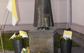 Pomnik Jana Pawła II przed kościołem
