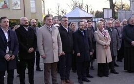 Wierni zgromadzeni na placu kościelnym modlą się przed pomnikiem Jana Pawła II