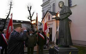 Kolejna delegacja składa kwiaty pod pomnikiem Jana Pawła II