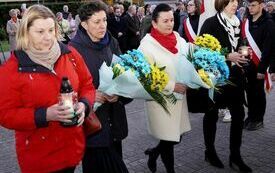 Kolejna delegacja składa kwiaty pod pomnikiem Jana Pawła II