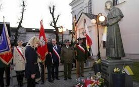 Delegacja szkoły z Kluczewska składa kwiaty pod pomnikiem Jana Pawła II