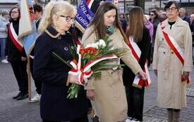 Delegacja szkoły z Kluczewska składa kwiaty pod pomnikiem Jana Pawła II