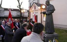 Delegacja Powiatu Włoszczowskiego składa kwiaty i zapala znicze pod pomnikiem Jana Pawła II