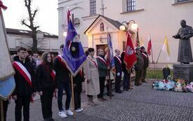Przy pomniku Jana Pawła II przed kościołem stoją poczty sztandarowe