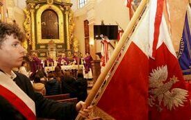 Poczty sztandarowe stoją przy ołtarzu