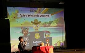Jeden z uczni&oacute;w prowadzi quiz o Bolesławie Chrobrym