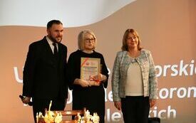 Wsp&oacute;lne zdjęcie kierownik włoszczowskiej filii Pedagogicznej Biblioteki Wojew&oacute;dzkiej w Kielcach, Dyrektor I LO we Włoszczowie i nauczyciela historii w I LO we Włoszczowie