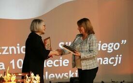Dyrektor I LO we Włoszczowie Bożena Kaczor wręcza kierownik włoszczowskiej filii Pedagogicznej Biblioteki Wojew&oacute;dzkiej w Kielcach podziękowanie za wsp&oacute;łpracę przy realizacji projektu o Bolesławie Chrobrym