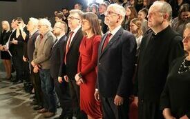 Podczas odśpiewania jednej z patriotycznych pieśni publiczność wstała z miejsc